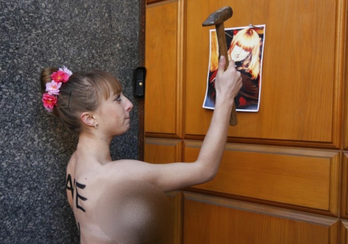 Μια FEMEN κάνει έκκληση στις Μυστικές Υπηρεσίες της Ουκρανίας “Σώστε την αδερφή μου!”