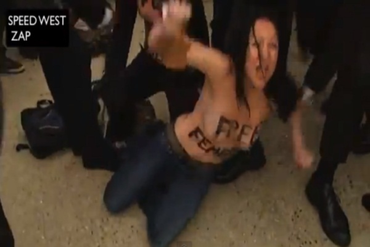 “Επίθεση” των Femen και στον Ολάντ (VIDEO)