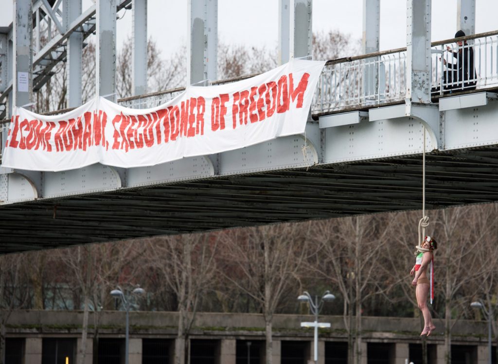 Οι Femen απαγχονίστηκαν εικονικά στο Παρίσι κατά του Ιρανού προέδρου