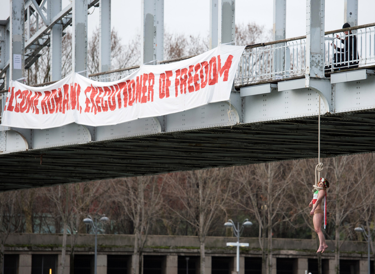Οι Femen απαγχονίστηκαν εικονικά στο Παρίσι κατά του Ιρανού προέδρου