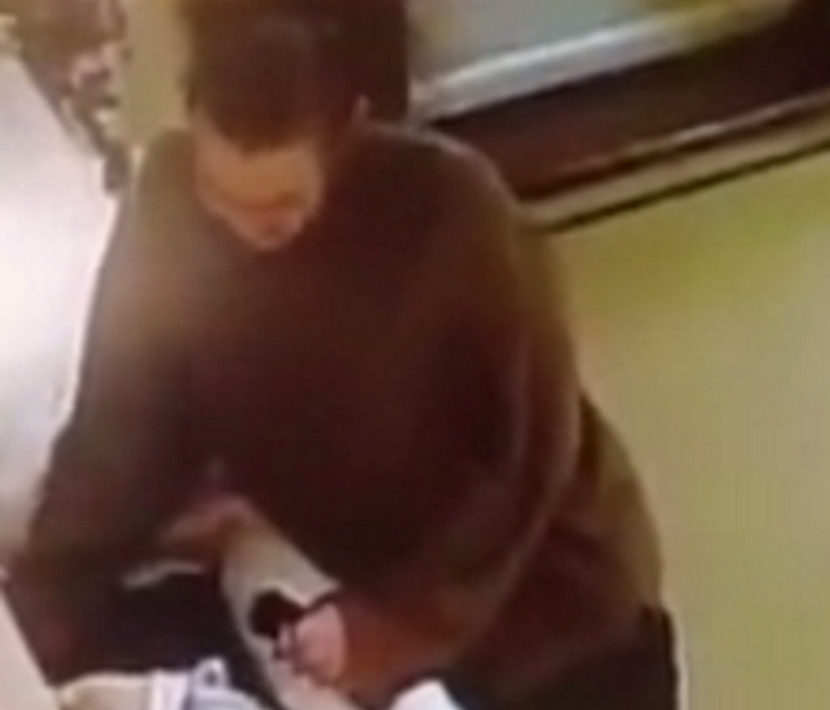 Ασύλληπτο! Έκλεψε το δαχτυλίδι νεκρού μέσα από το φέρετρο – ΒΙΝΤΕΟ