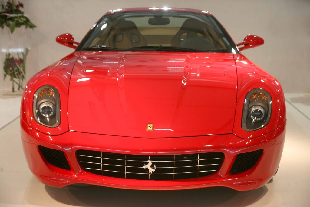 Ιδιοκτήτες Ferrari με εισόδημα 5.000 ευρώ!