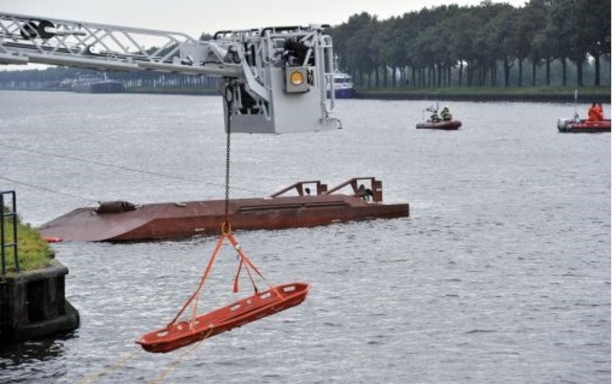 Το φέρι-μπόουτ αναποδογυρισμένο