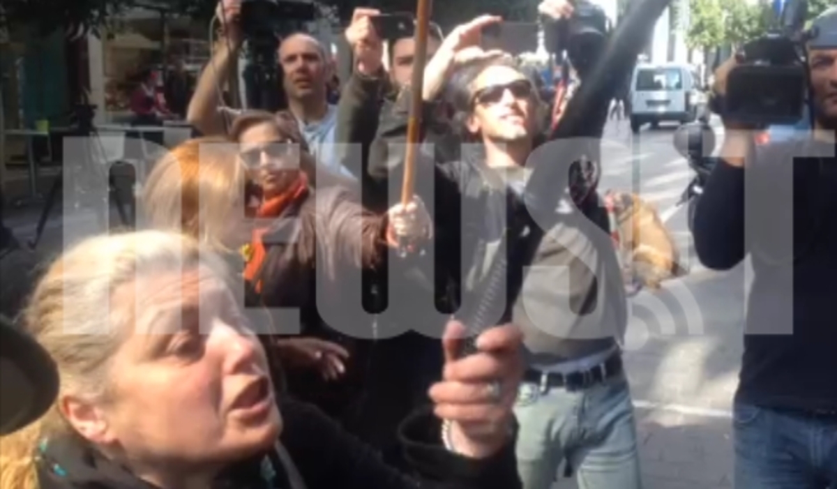 Καθαρίστρια βούτηξε γκλομπ αστυνομικού