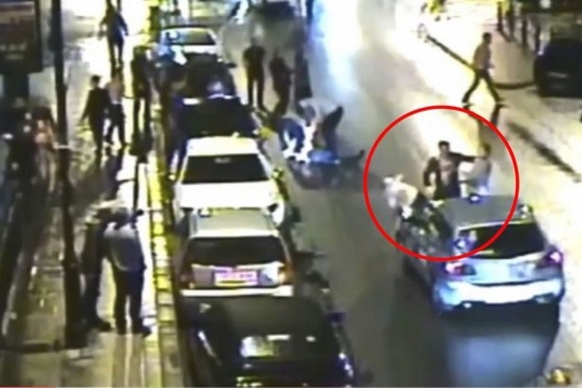 Εικόνες σοκ! Απίστευτος καυγάς έξω από μπαρ – Πιάστηκαν στα χέρια για τα μάτια μιας γυναίκας [vid]