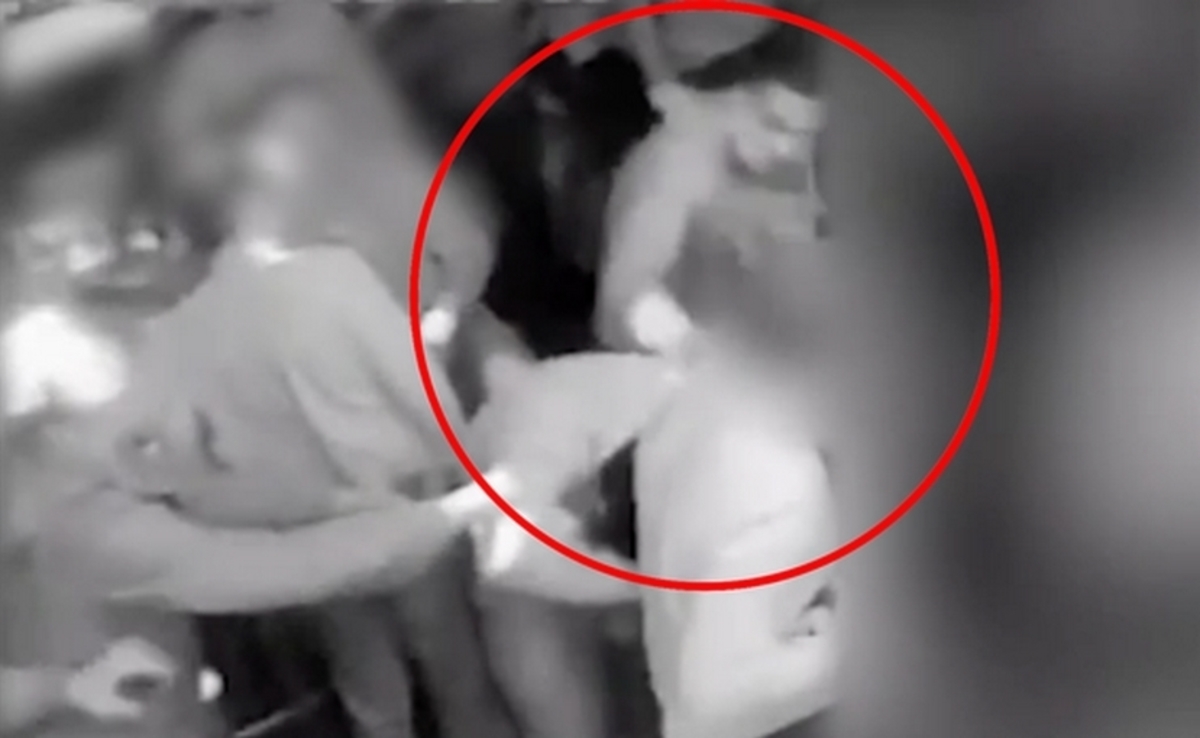 Τον σάπισαν στο ξύλο ενώ έπαιρνε ποτό (ΒΙΝΤΕΟ)