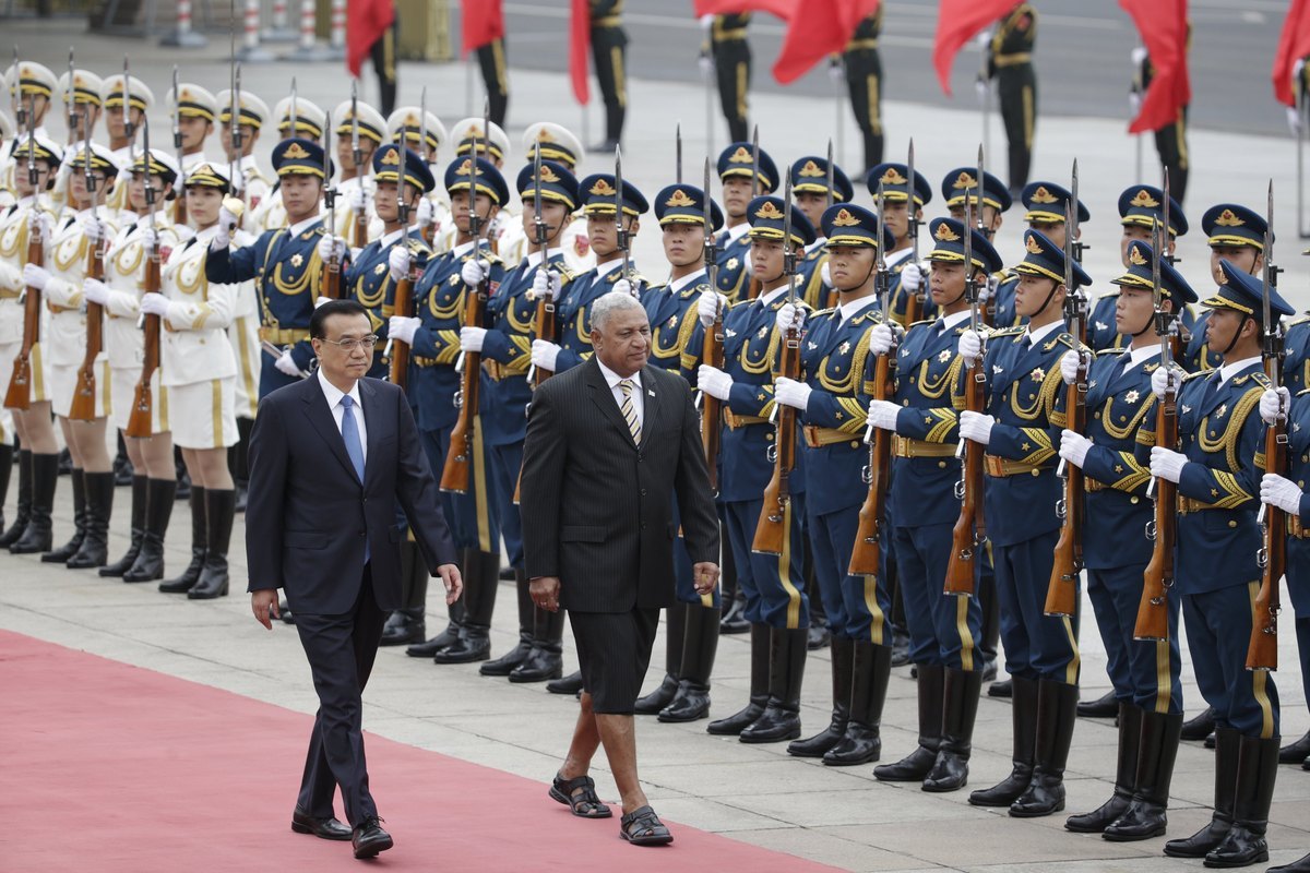 Με πέδιλα, φούστα και γραβάτα ο πρωθυπουργός των Φίτζι στην Κίνα