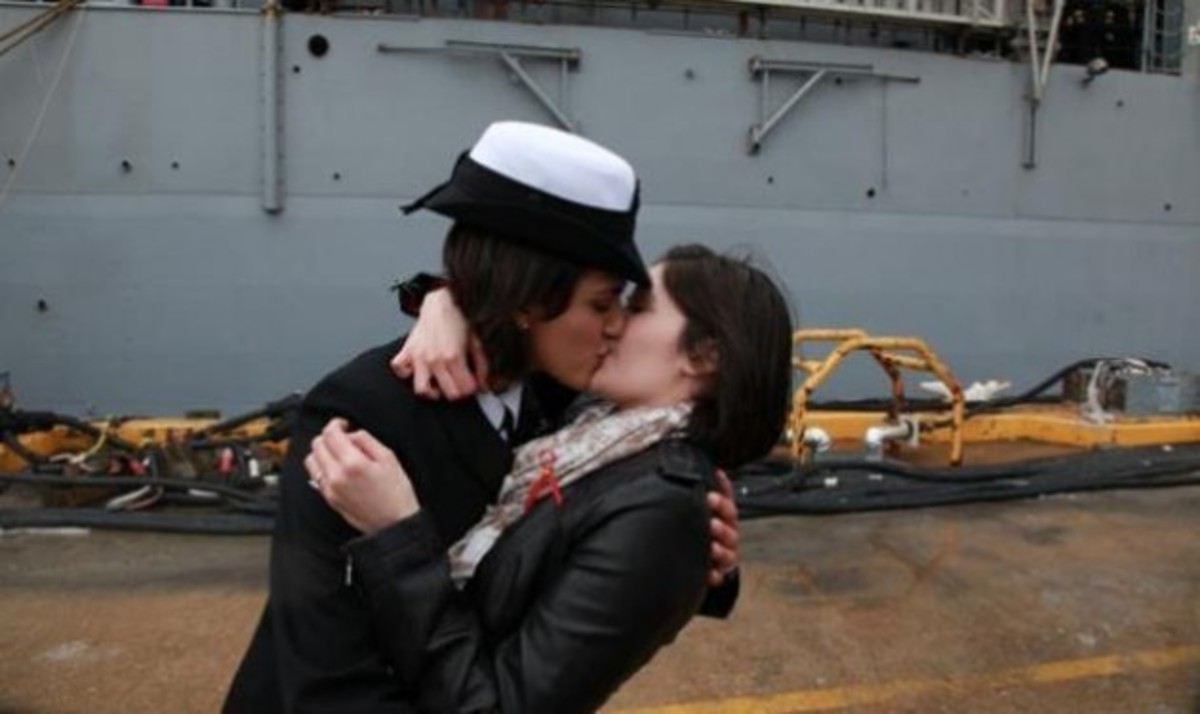 Το παθιασμένο φιλί κελευστή με υπαξιωματικό! Είναι και οι δυο γυναίκες