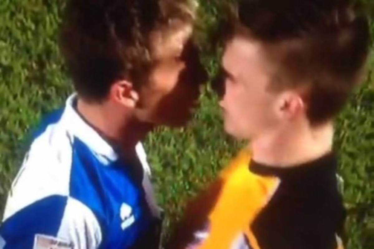 Ποδοσφαιριστές φιλήθηκαν στο στόμα