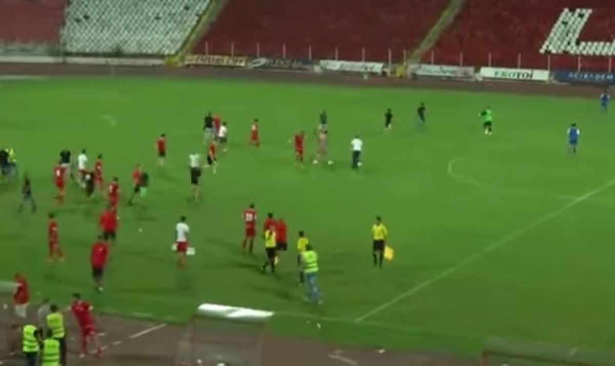 Εισβολή οπαδών σε φιλικό αγώνα (VIDEO)