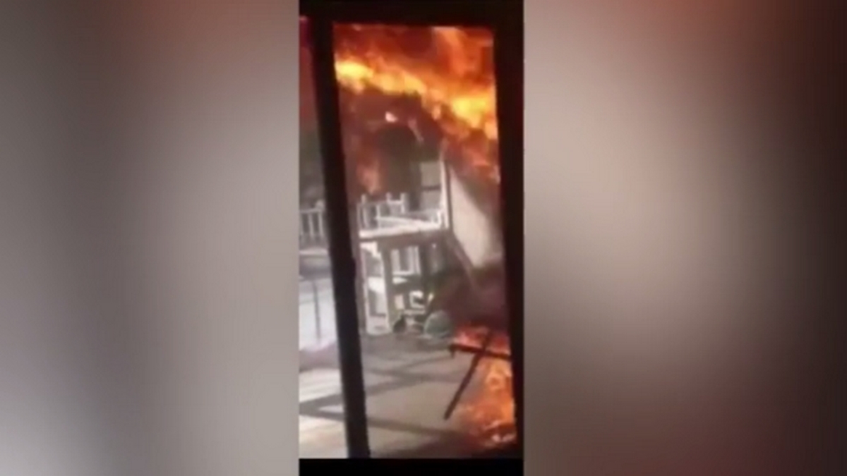 Τραβούσε βίντεο και έβριζε μέσα από το φλεγόμενο σπίτι της [vid]
