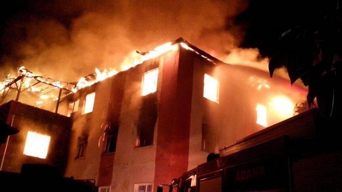 Τραγωδία! Φωτιά σε κοιτώνα με 12 νεκρούς, κυρίως μικρά κορίτσια – Πηδούσαν από τα παράθυρα [pics, vids]