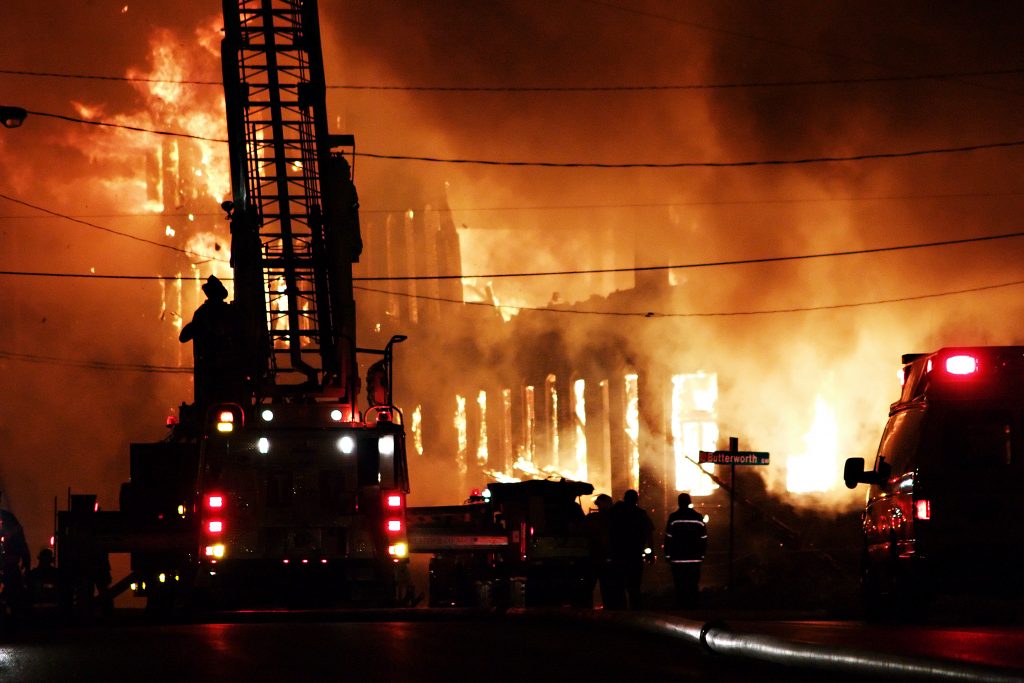 Τραγικό θάνατο βρήκαν 6 εργάτες από πυρκαγιά σε εργοστάσιο