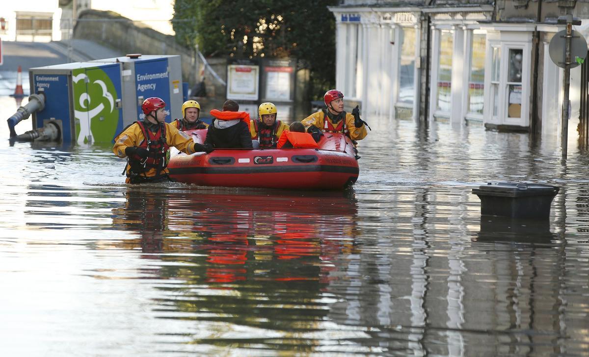Τρομερές φωτογραφίες – Εξαντλημένοι οι στρατιώτες στη Βρετανία μετά τις πλημμύρες
