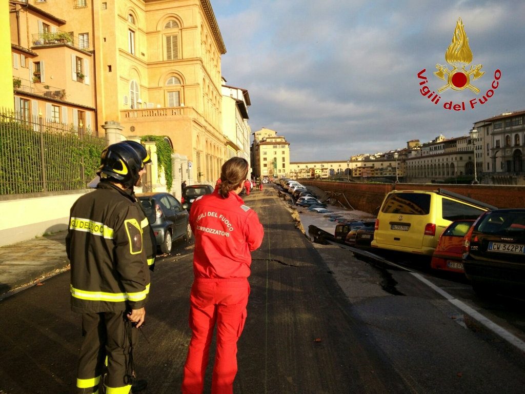 Βούλιαξε δρόμος στη Φλωρεντία – Εκκενώθηκαν 2 πολυκατοικίες (ΦΩΤΟ + ΒΙΝΤΕΟ)