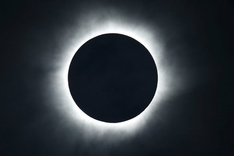 Εντυπωσιακές φωτογραφίες από την ολική ηλιακή έκλειψη!