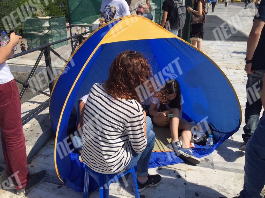 Γιατί οι φοιτητές που βλέπετε έστησαν αντίσκηνο έξω από τη Βουλή; ΦΩΤΟ κ VIDEO