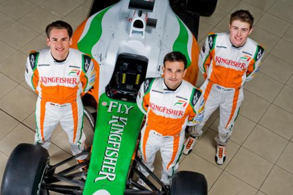 Οι οδηγοί της Force India δίπλα στο μονοθέσιο του 2010