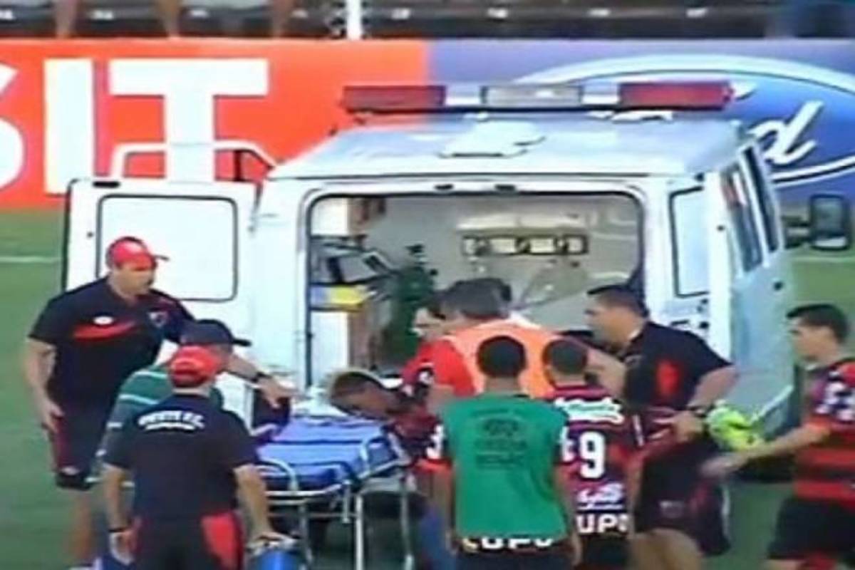 “Πάγωσαν” στη Βραζιλία – Κατέρρευσε ποδοσφαιριστής στο γήπεδο! (VIDEO)