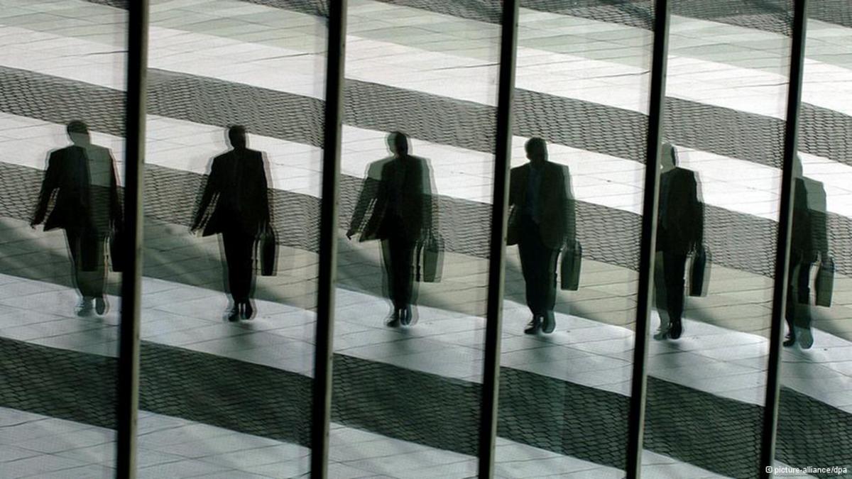 Λίστα με πολιτικούς και επιχειρήσεις που φοροδιαφεύγουν