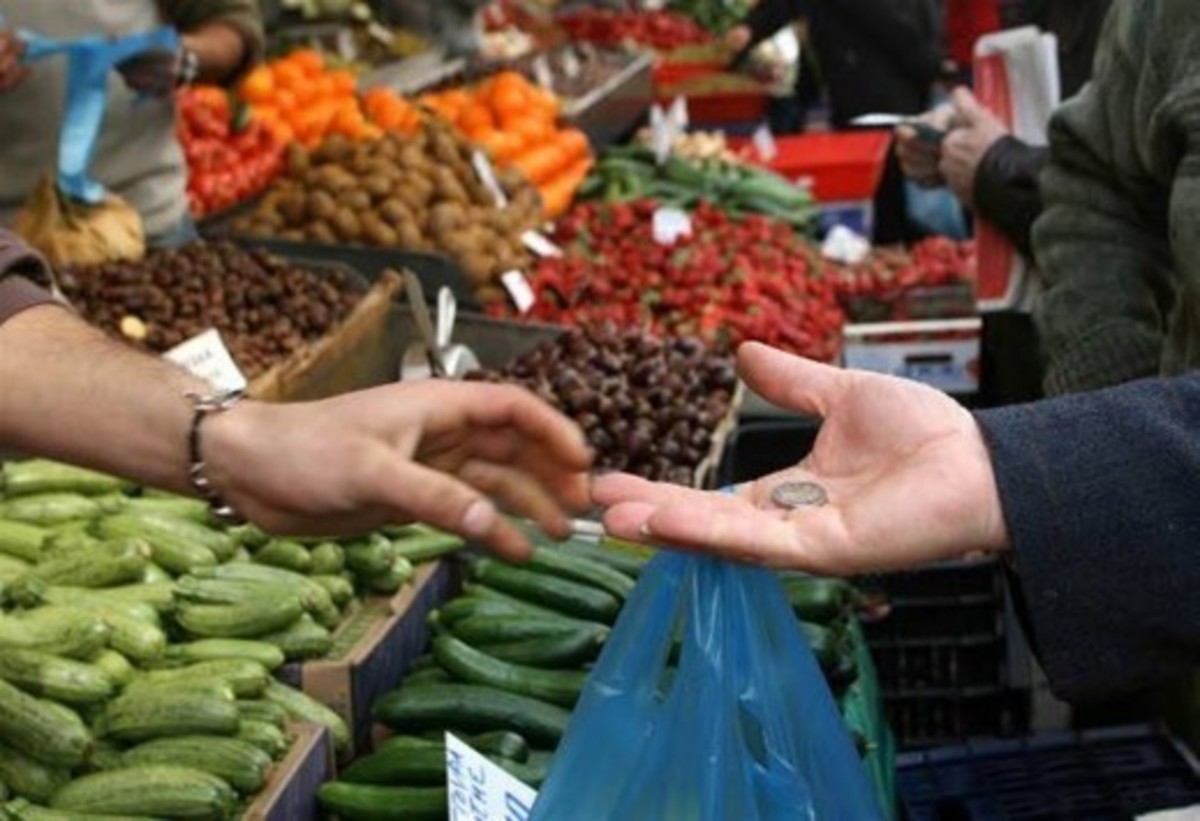 Οι αλλαγές στο ΦΠΑ που θα μας γονατίσουν – Μέχρι και 10% αυξήσεις στα τρόφιμα, πλήγμα για τουρισμό και εστίαση