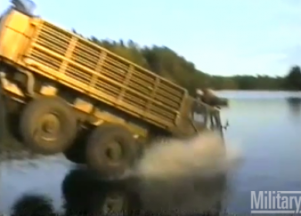 Φορτηγό βουτάει σε λίμνη…και “κολυμπάει” – Βίντεο