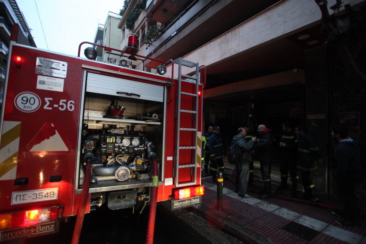 Στις φλόγες πρατήριο άρτου στο Βόλο