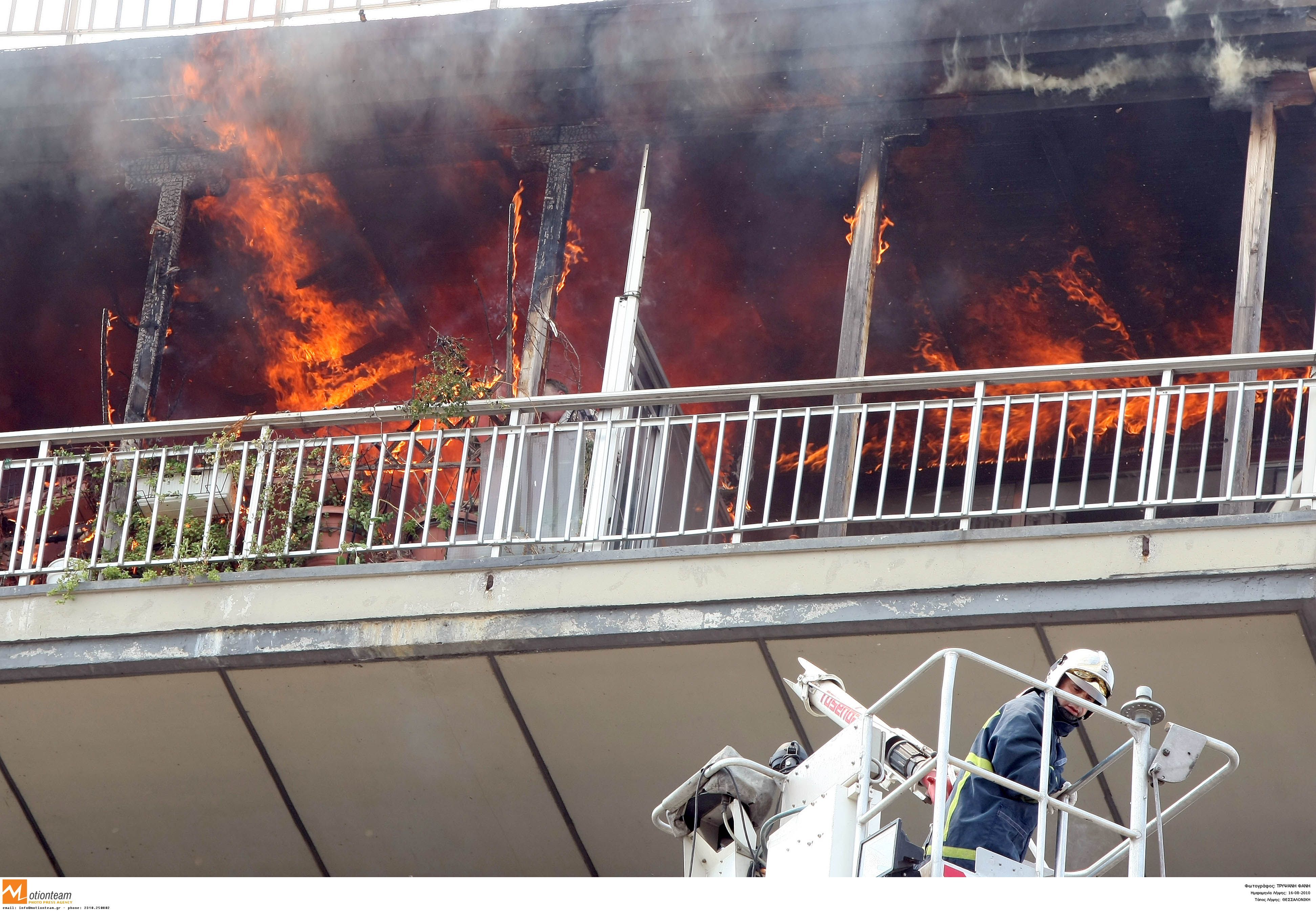 Μεγάλη φωτιά σε διαμέρισμα στα Πατήσια