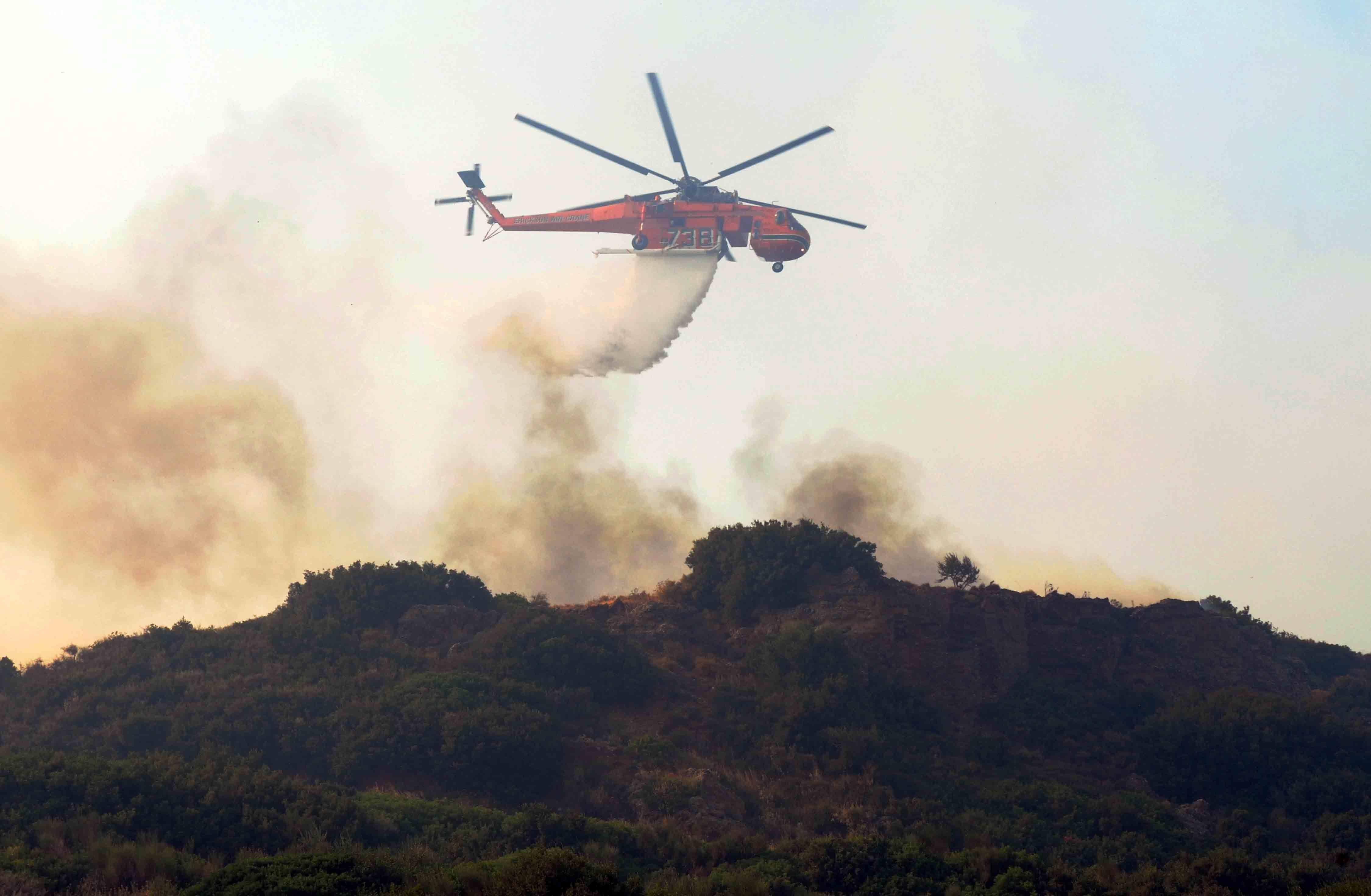 Μαίνονται τα μέτωπα στην Πάτρα – Υπό έλεγχο η φωτιά στα Χανιά, αλλά μεγάλες καταστροφές σε σπίτια και κτήματα