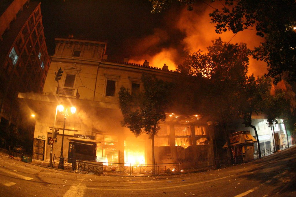 Οργανωμένο σχέδιο καταστροφής και πλιάτσικου – Έκαψαν την Αθήνα – Θεατές Παπουτσής και ηγεσία της ΕΛ.ΑΣ.
