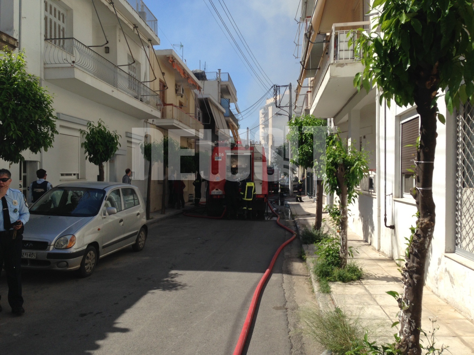 Υπό μερικό έλεγχο η φωτιά σε πολυκατοικία στον Ταύρο
