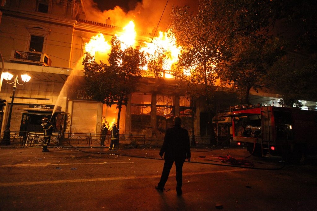 Φωτογραφικό ρεπορτάζ από τις φωτιές στο κέντρο της Αθήνας
