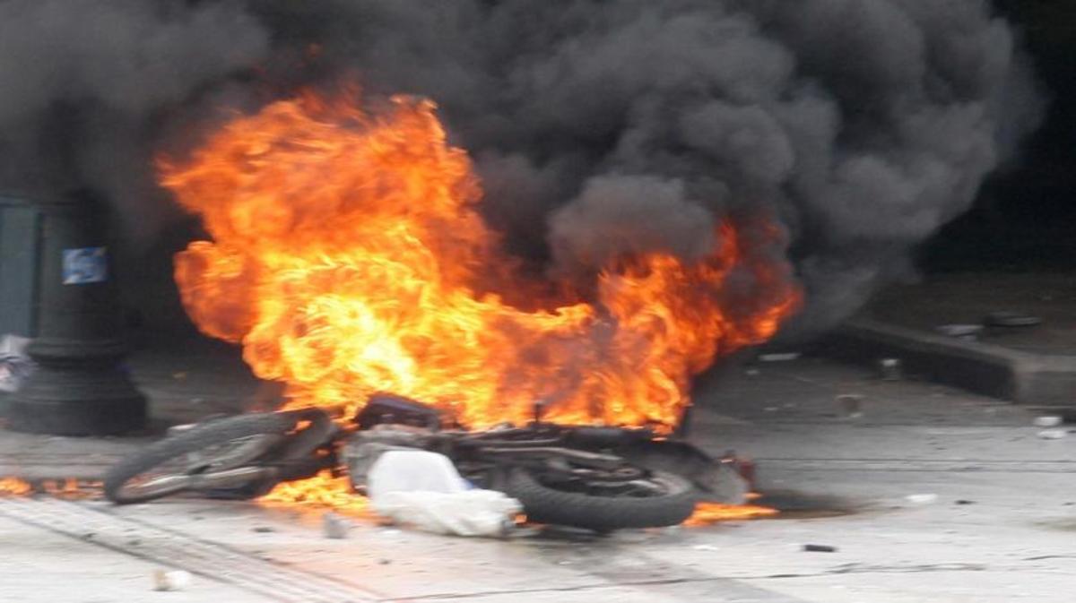 Μπαράζ εμπρησμών σε αυτοκίνητα και μηχανές τη νύχτα