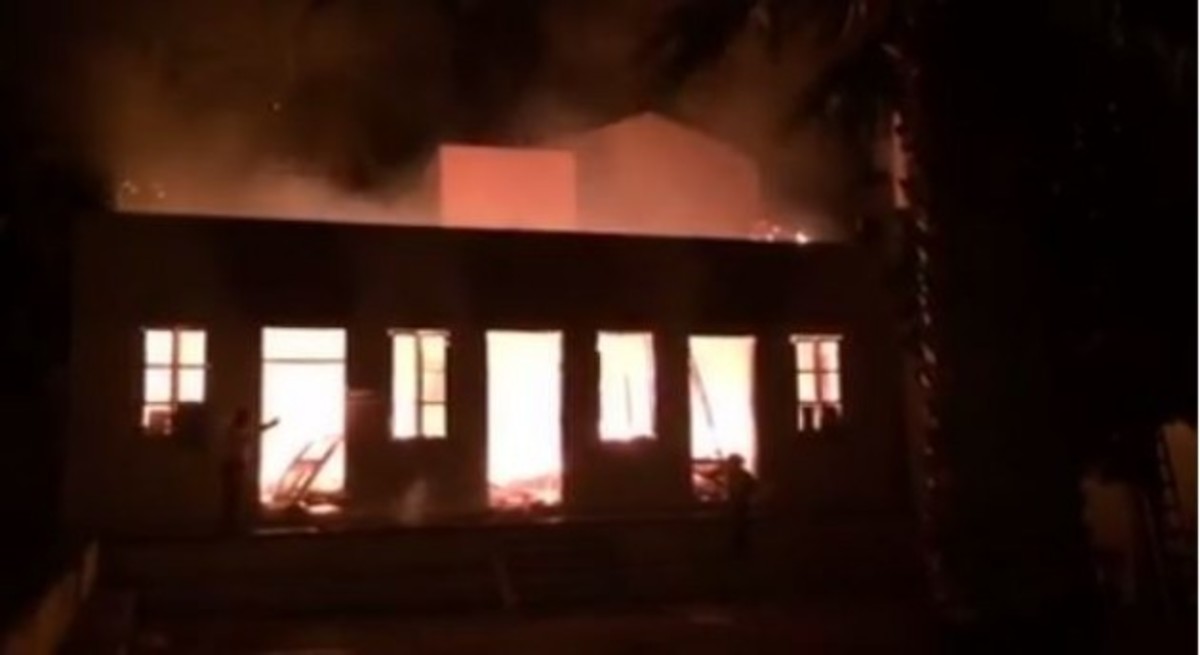 Καστελόριζο: Στις φλόγες αποθήκη με είδη για πρόσφυγες – ΒΙΝΤΕΟ