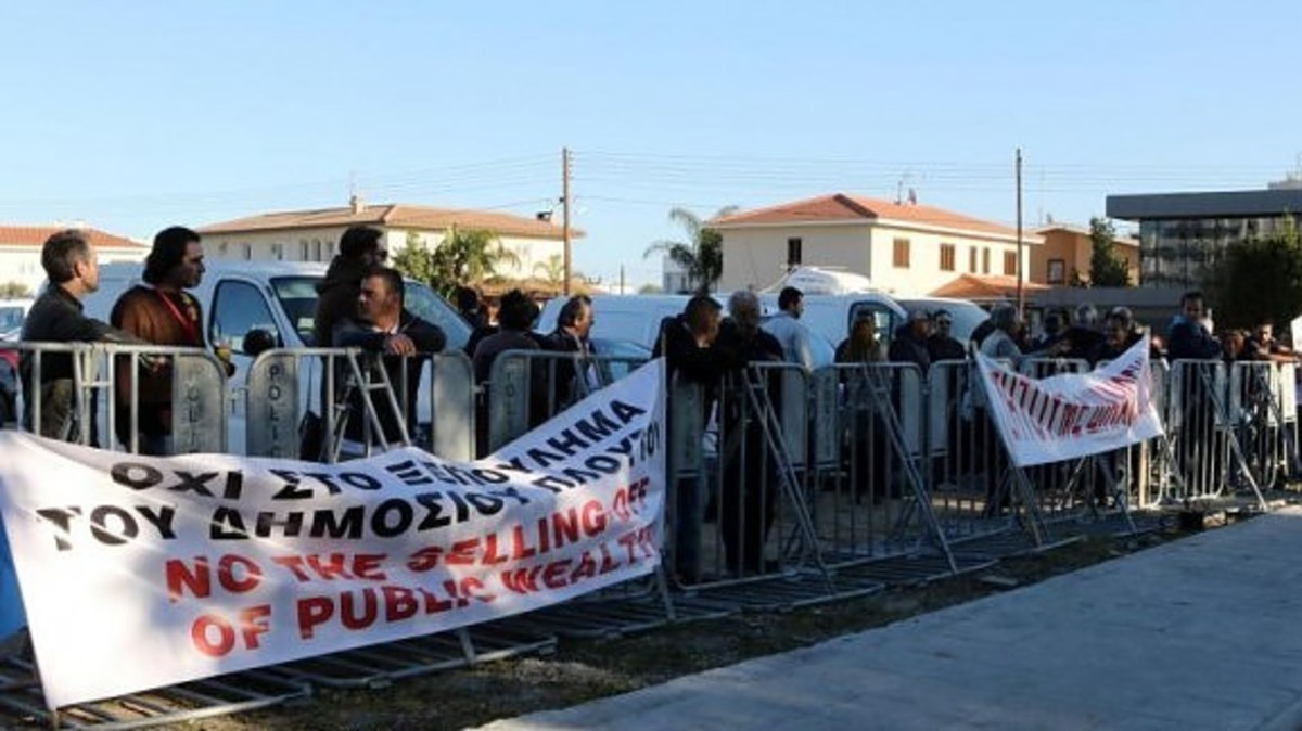 Μικροεπεισόδια με διαδηλωτές γύρω από τον χώρο που συνεδρίαζε η ΕΚΤ – ΦΩΤΟ