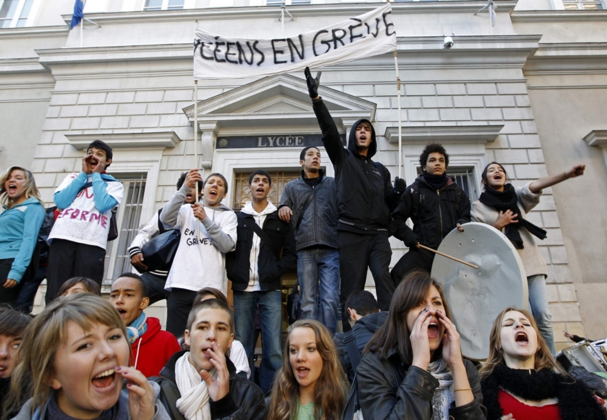 Μαθητές έξω από λυκείο. Μαζί με όλους τους εργαζόμενους έχουν βγει στους δρόμους και οι μαθητές. ΦΩΤΟ REUTERS