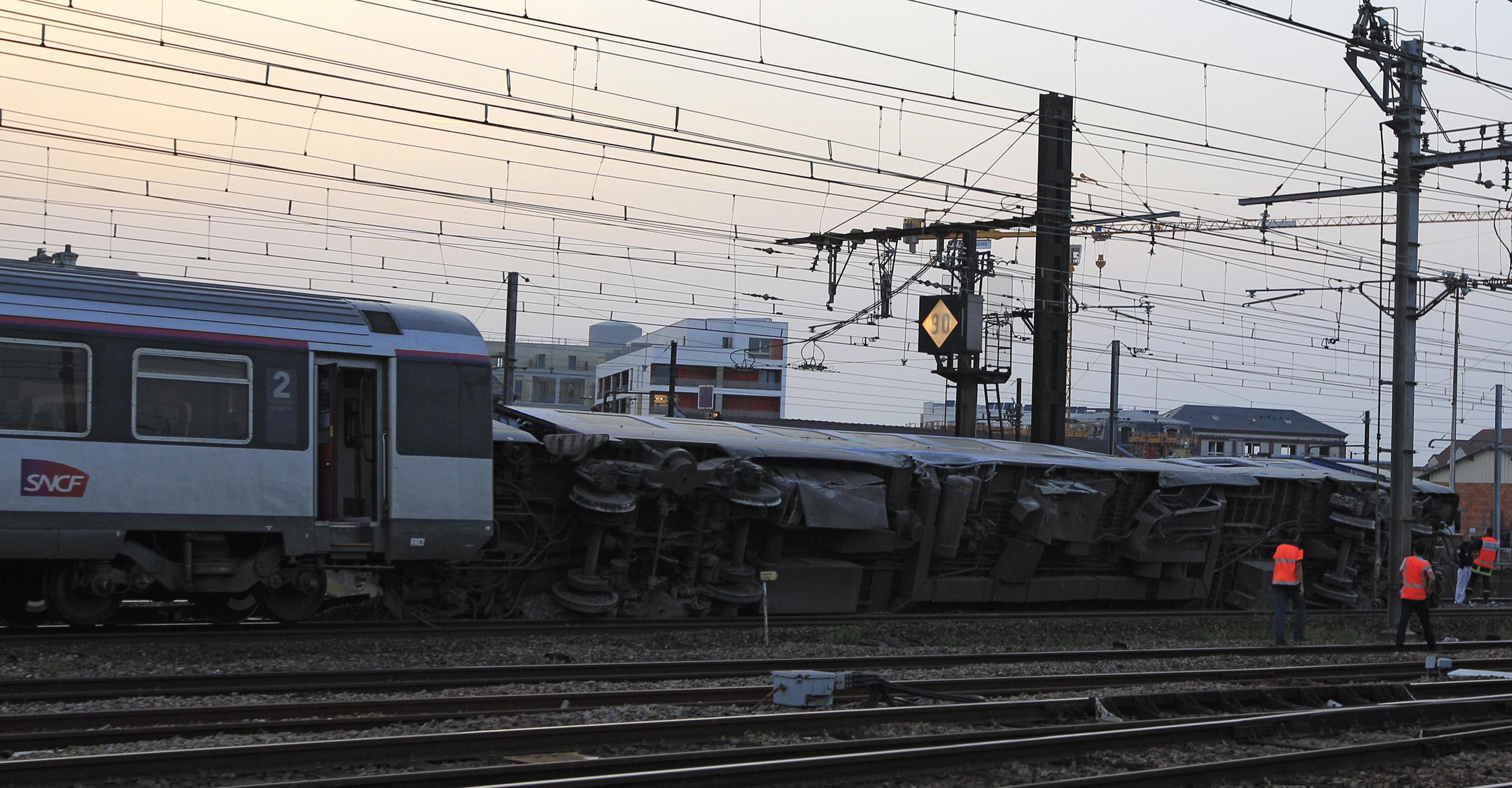 Σιδηροδρομική τραγωδία στο Παρίσι: 6 νεκροί και 30 τραυματίες  – Φωτογραφίες