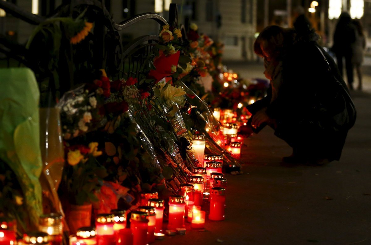 LIVE – Ο τρόμος βασιλεύει στο Παρίσι: “Λάθος” συναγερμός κοντά στον πύργο του Άιφελ