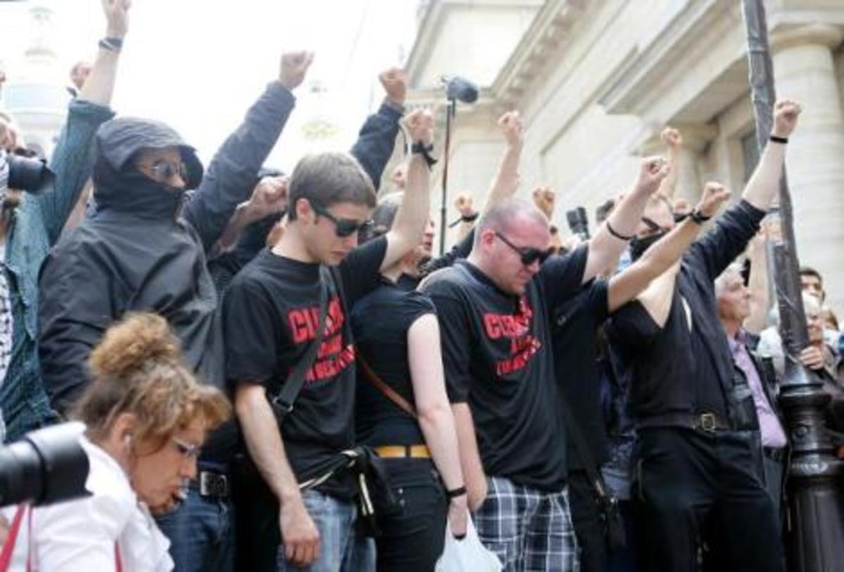 Διαλύουν τις ακροδεξιές οργανώσεις