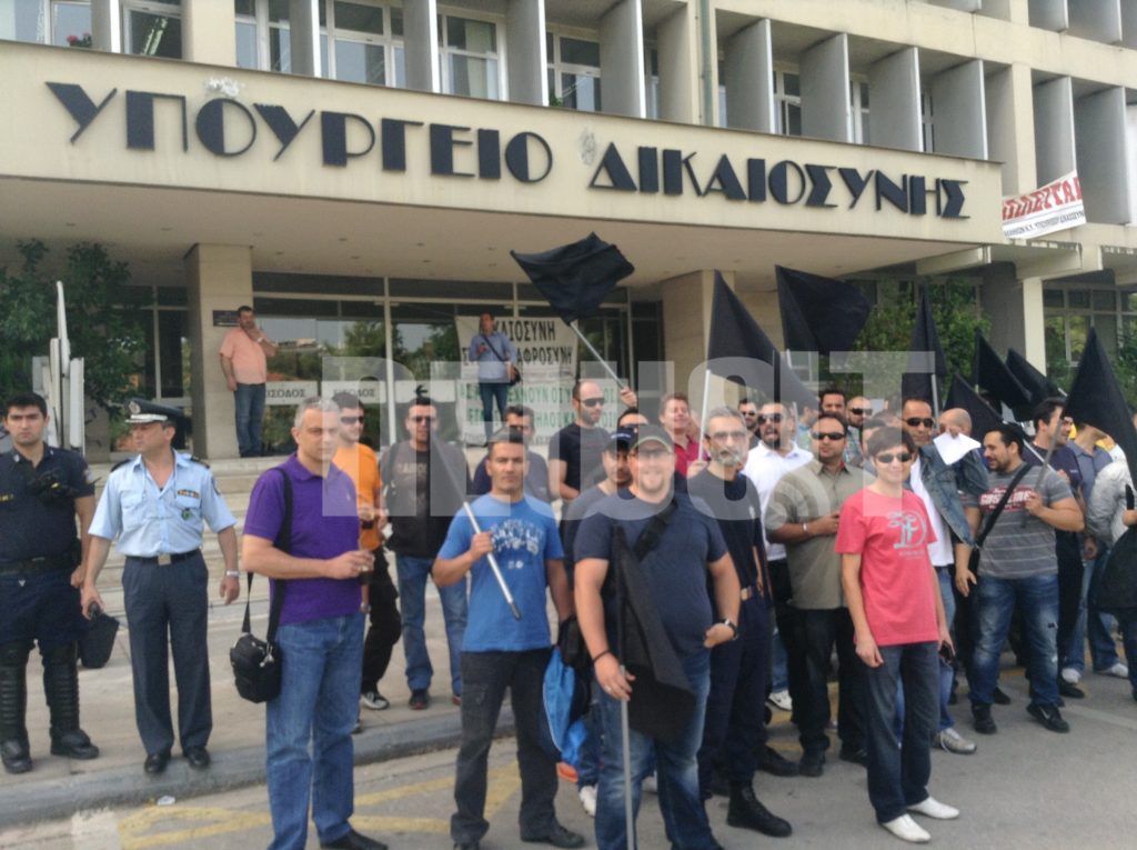 Με μαύρες σημαίες οι εξωτερικοί φρουροί των φυλακών Κορυδαλλού έξω από το Υπ.Δικαιοσύνης