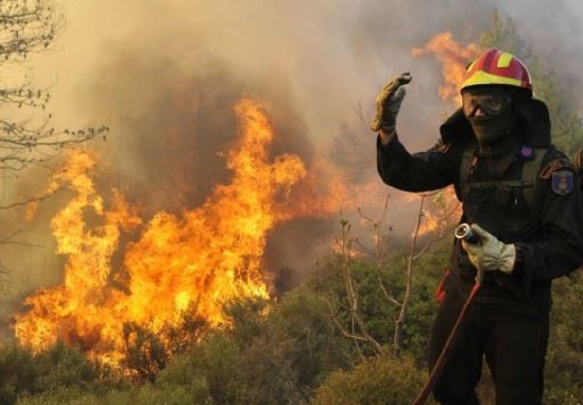 Μεγάλη φωτιά απειλεί σπίτια στα Χανιά