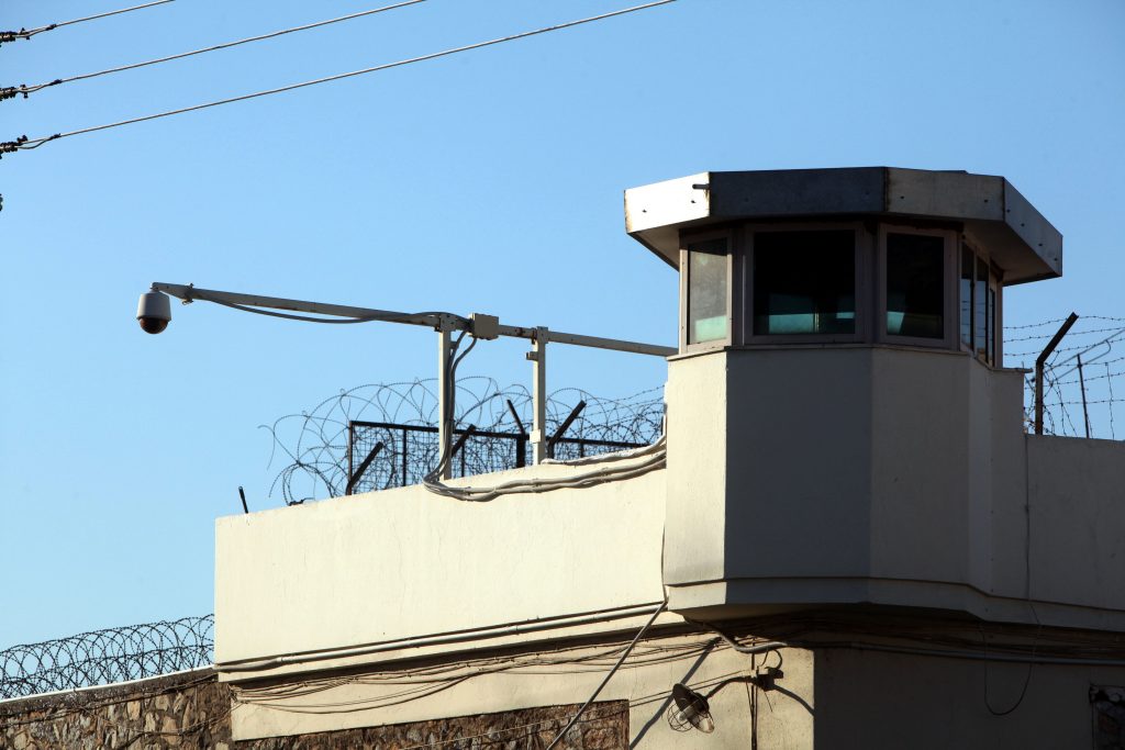Κρατούμενος μαχαίρωσε αρχιφύλακα και σωφρονιστικό υπάλληλο μέσα στις φυλακές Κορυδαλλού