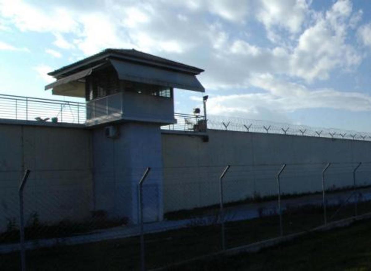 Εκβιασμοί με εντολές… μέσα από τις φυλακές