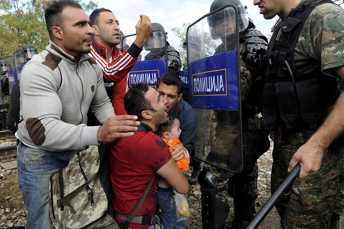 Χάος στα ελληνοσκοπιανά σύνορα – “Βροχή” τα δακρυγόνα με 10 τραυματίες