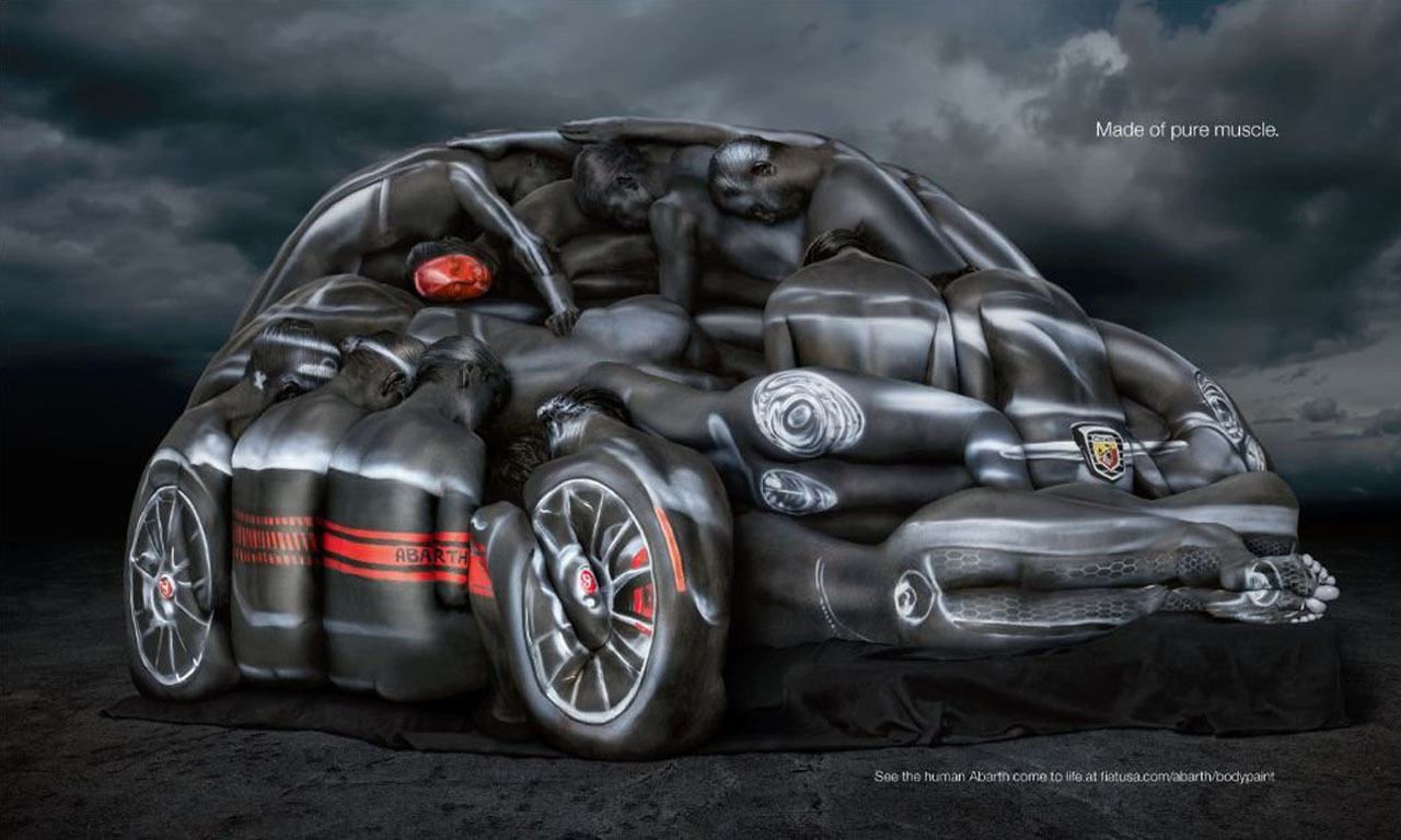 12 γυμνά γυναικεία σώματα σχηματίζουν ένα Abarth 500C (VIDEO)