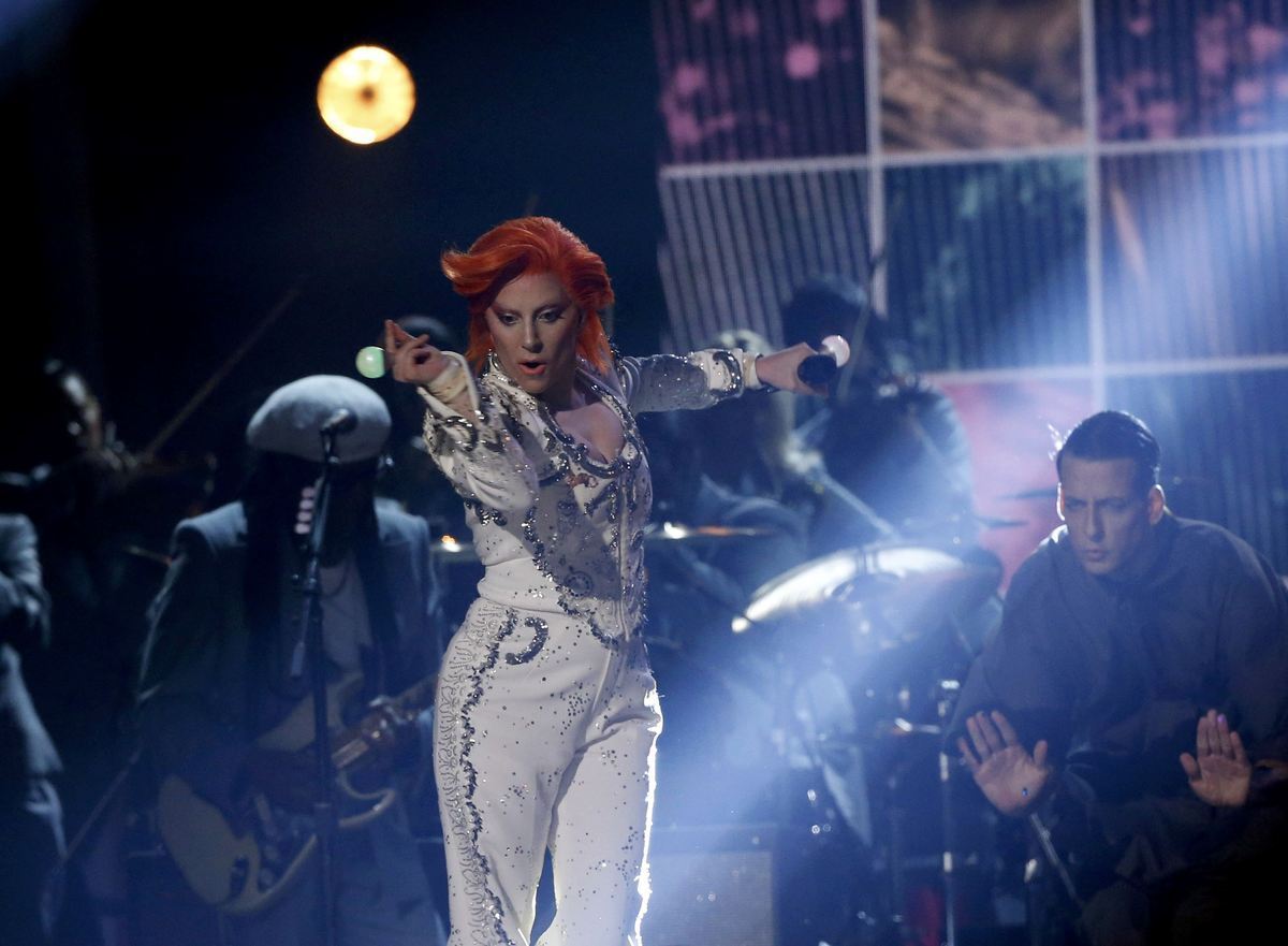 Βραβεία Grammy: Το συγκλονιστικό αφιέρωμα της Lady Gaga στον David Bowie