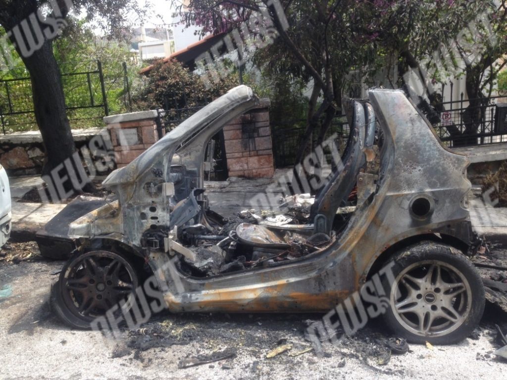Εμπρηστές έκαναν “καλοκαιρινό” το smart εφοριακού – Εικόνες σοκ στο Γαλάτσι