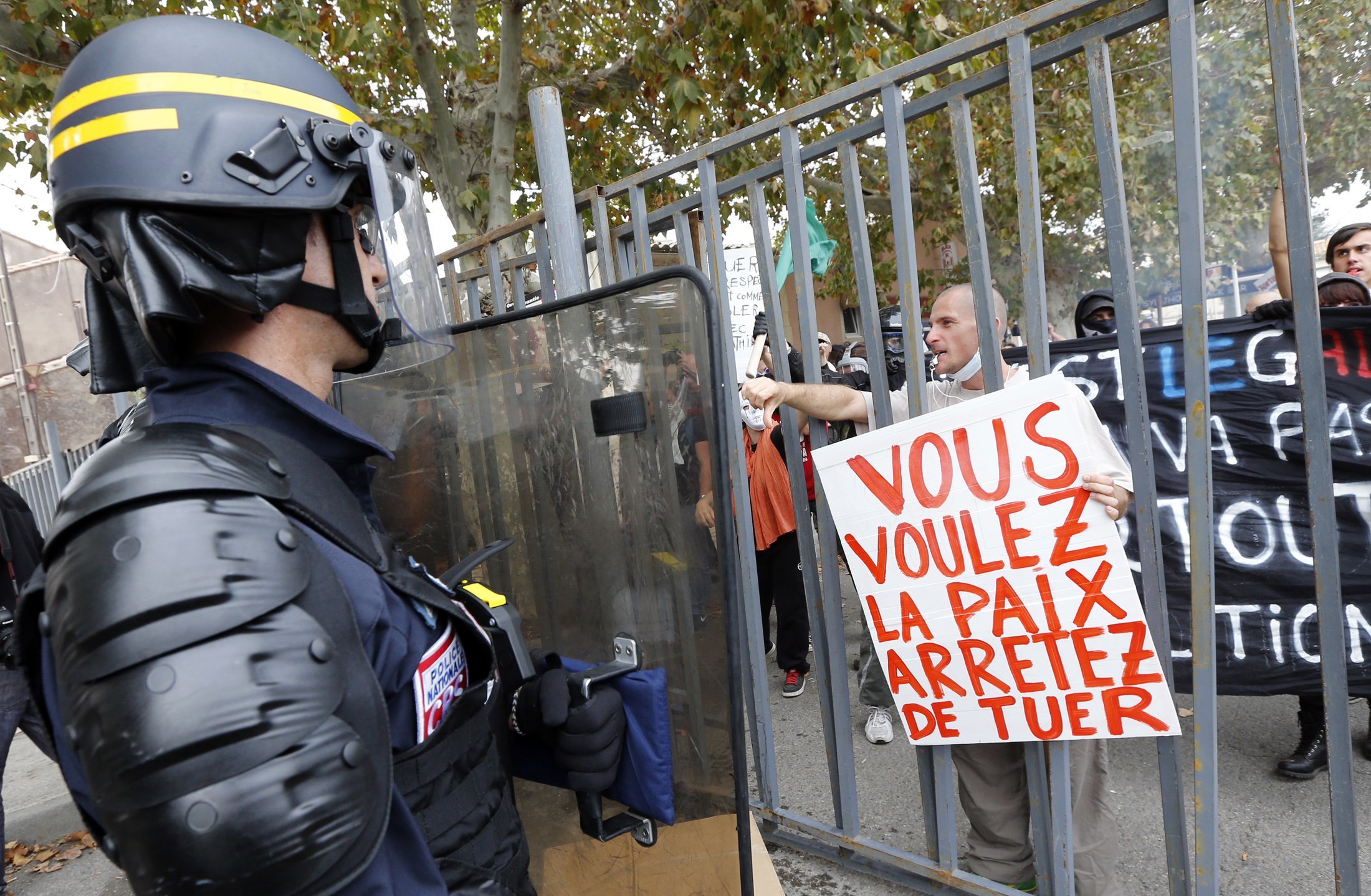 Γαλλία: Οι διαδηλώσεις οδήγησαν στην αναστολή της επιβολής ενός οικολογικού φόρου στα φορτηγά