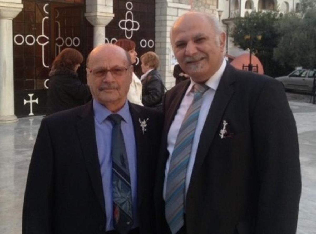 Ο γαμπρός (αριστερά) μαζί με τον κουμπάρο και πρόεδρο των ΚΑΠΗ του Δήμου Θεσσαλονίκης Λάζαρο Ζαχαριάδη - ΦΩΤΟ από το thestival.gr