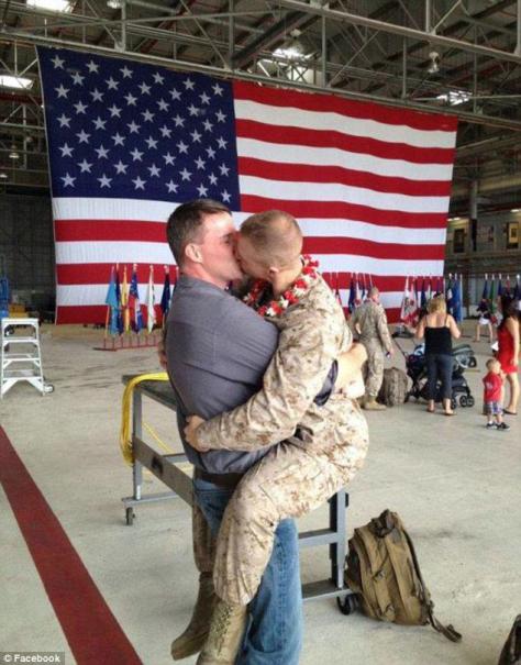 Το καυτό φιλί του gay πεζοναύτη μόλις επέστρεψε από το Αφγανιστάν
